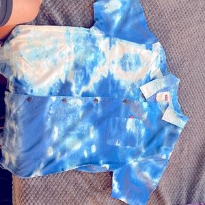 Cool wavy, blue Levi collared shirt